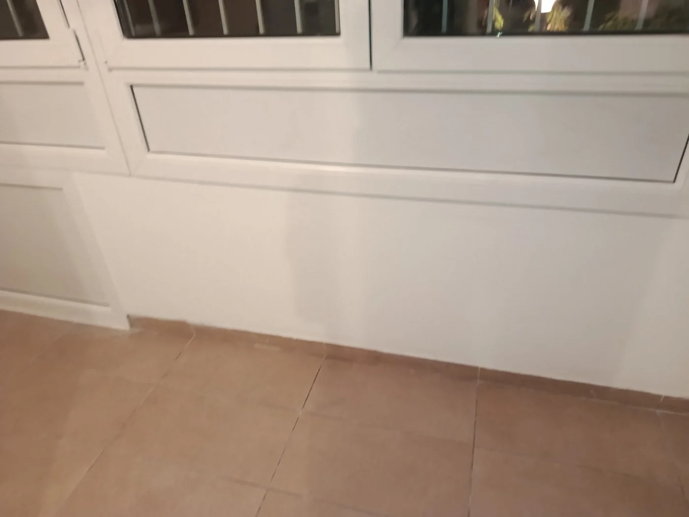 Beli zid ispod prozora — Blok 62 · Novi Beograd