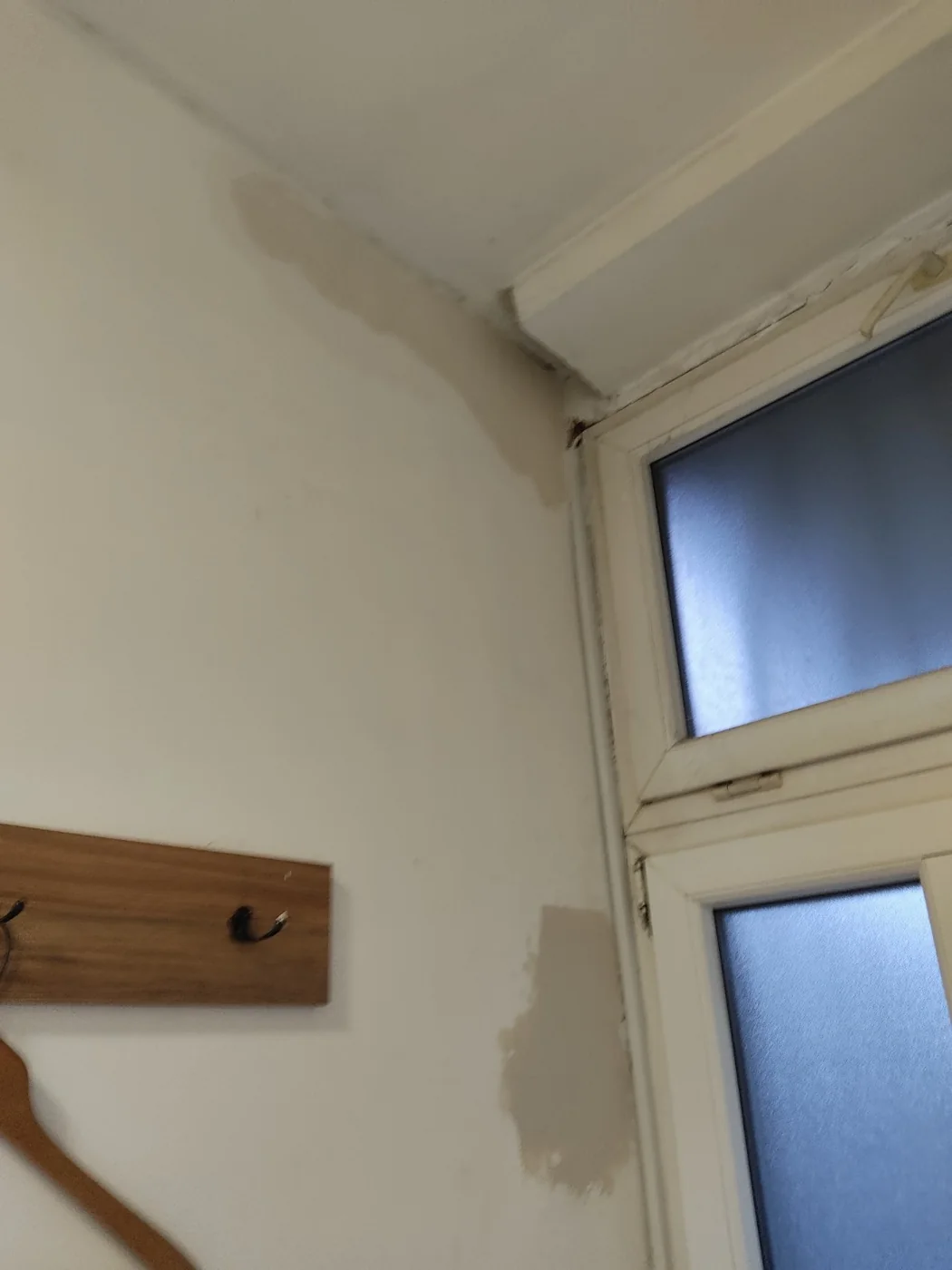 Popravke zida uz ulazna vrata — Blok 61 · Novi Beograd