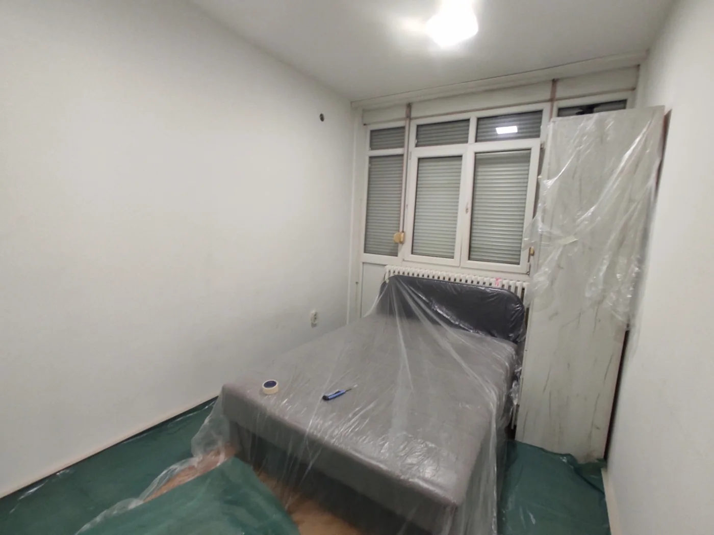Zaštićen nameštaj i priprema spavaće sobe — Blok 61 · Novi Beograd