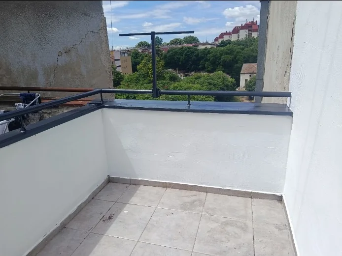 Beli zidovi i ofarbani metalni delovi terase u Zemunu