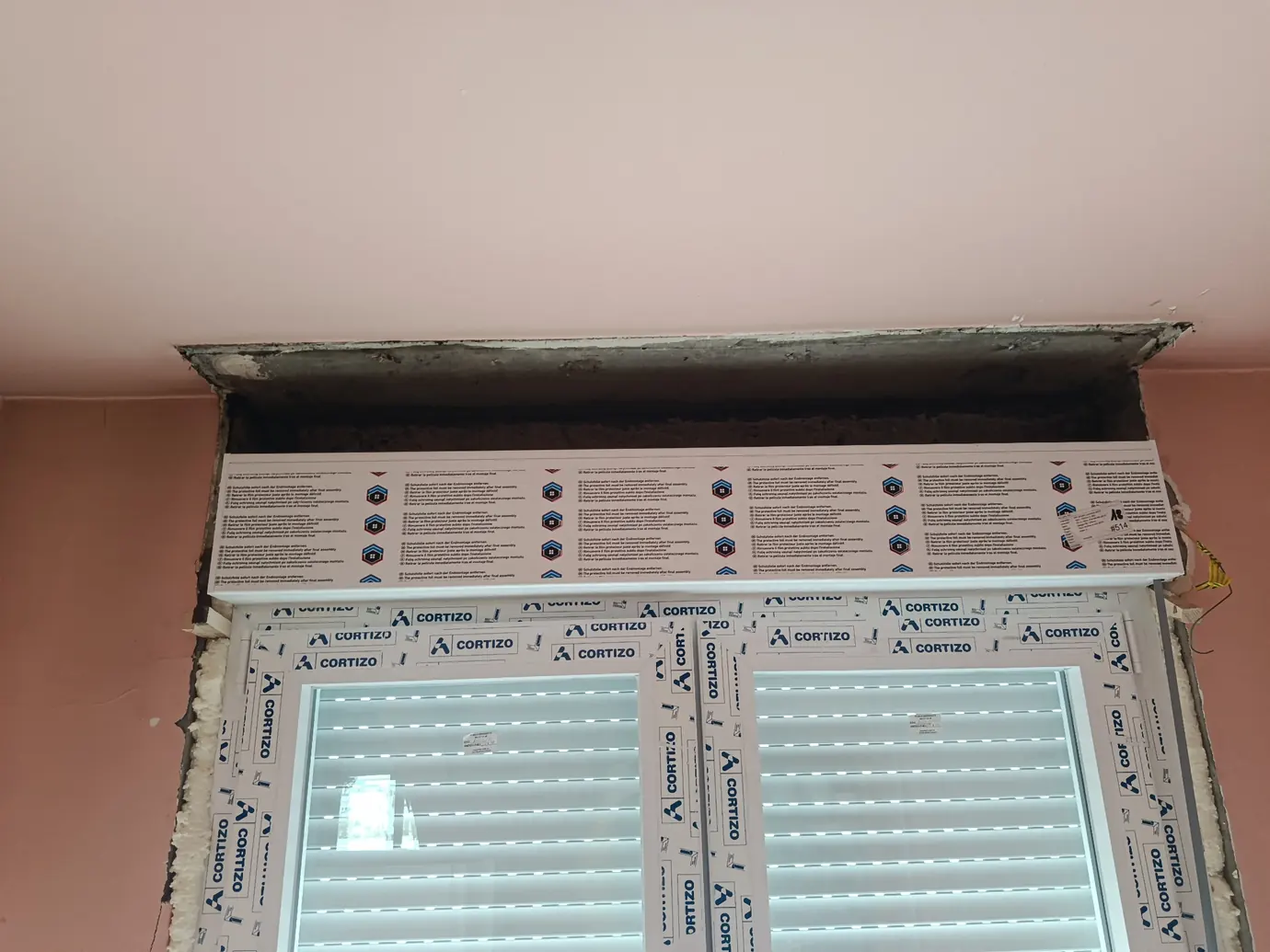 Prozor i otvor iznad kutije roletne — Blok 63, Novi Beograd