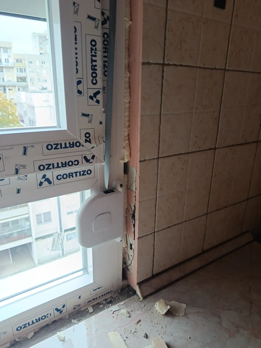 Oštećeni zid uz kuhinjske pločice — Blok 63, Novi Beograd