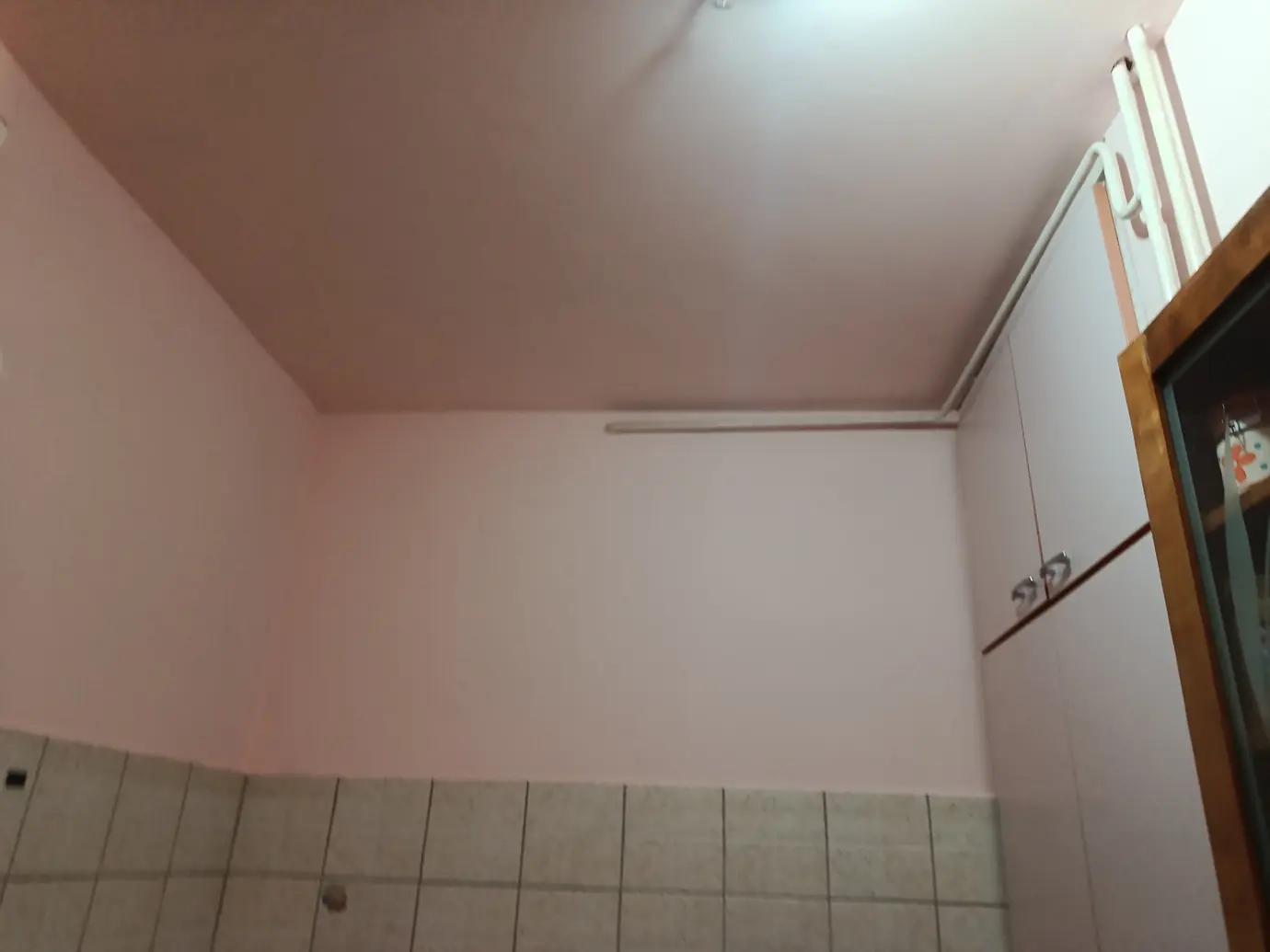 Zid i plafon nakon krečenja — Blok 63, Novi Beograd
