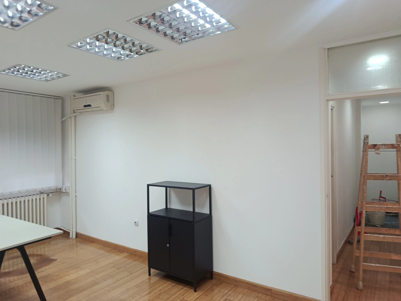 ZAVRŠENO · Okrečeni beli zidovi kancelarije uz postojeću opremu — Blok 29 · krečenje poslovnog prostora, Novi Beograd