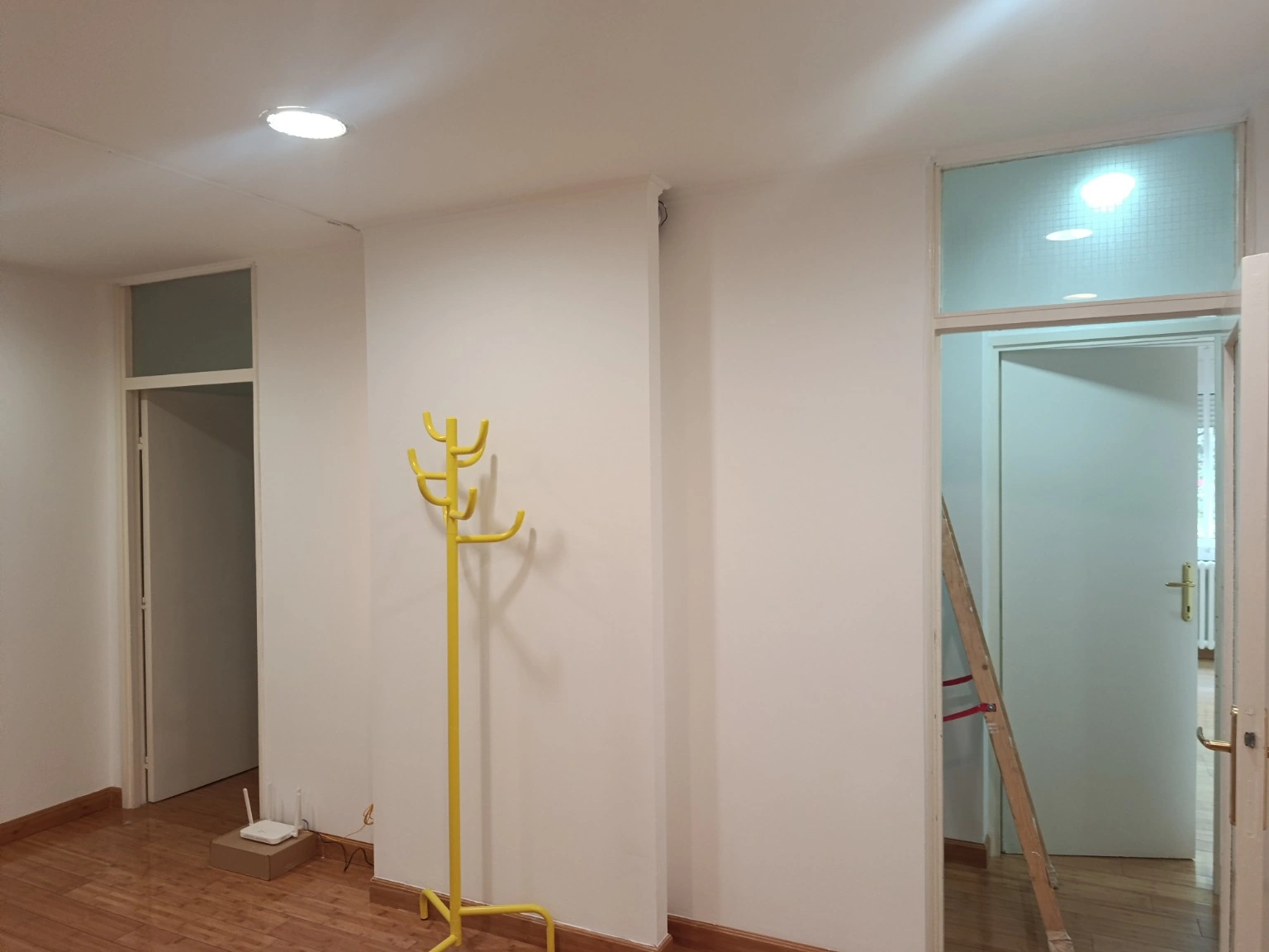 Završeni beli zidovi hodnika iz drugog ugla — Blok 29 · Novi Beograd · poslovni prostor