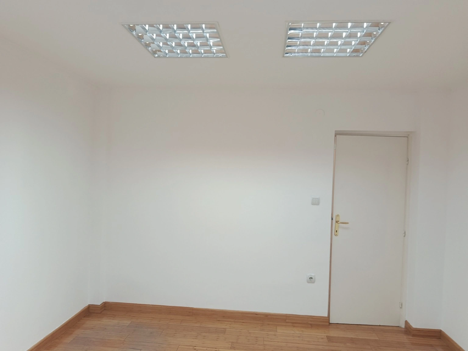 ZAVRŠENO · Završeni beli zid i vrata poslovnog prostora — Blok 29 · krečenje poslovnog prostora, Novi Beograd