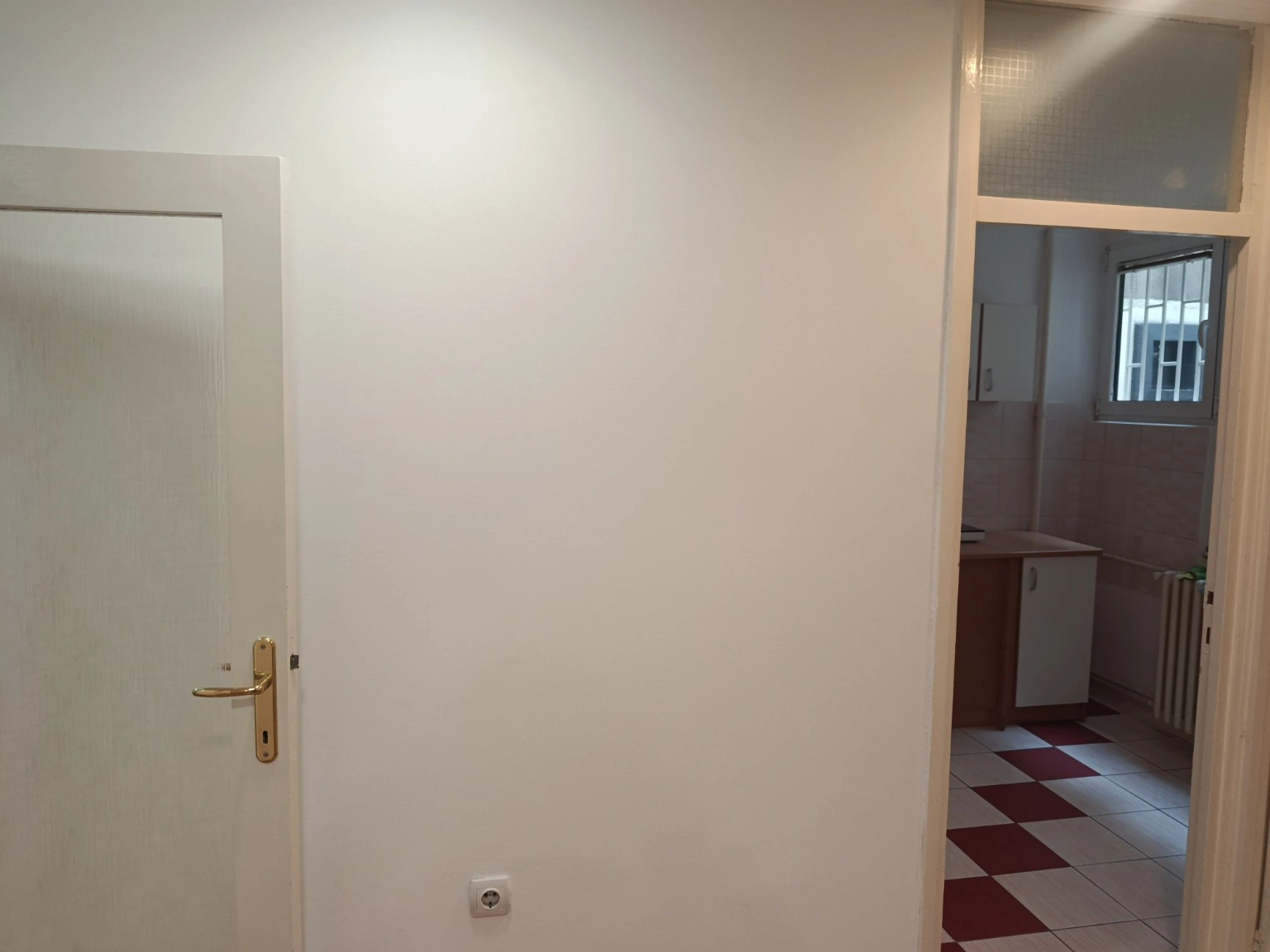 Okrečeni zid uz prolaz ka kuhinjskom delu — Blok 29 · Novi Beograd · poslovni prostor