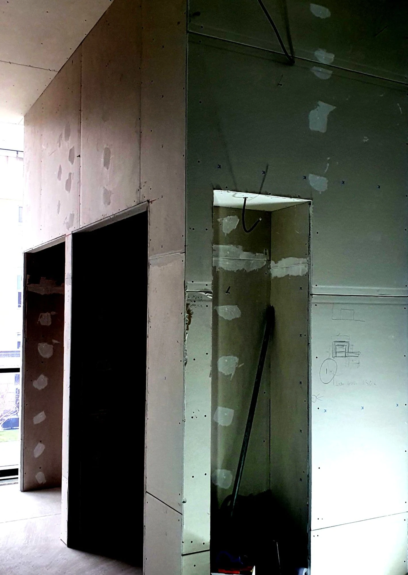 Gipsani zidni elementi sa otvorima tokom obrade — West 65 · Novi Beograd · poslovni lokal