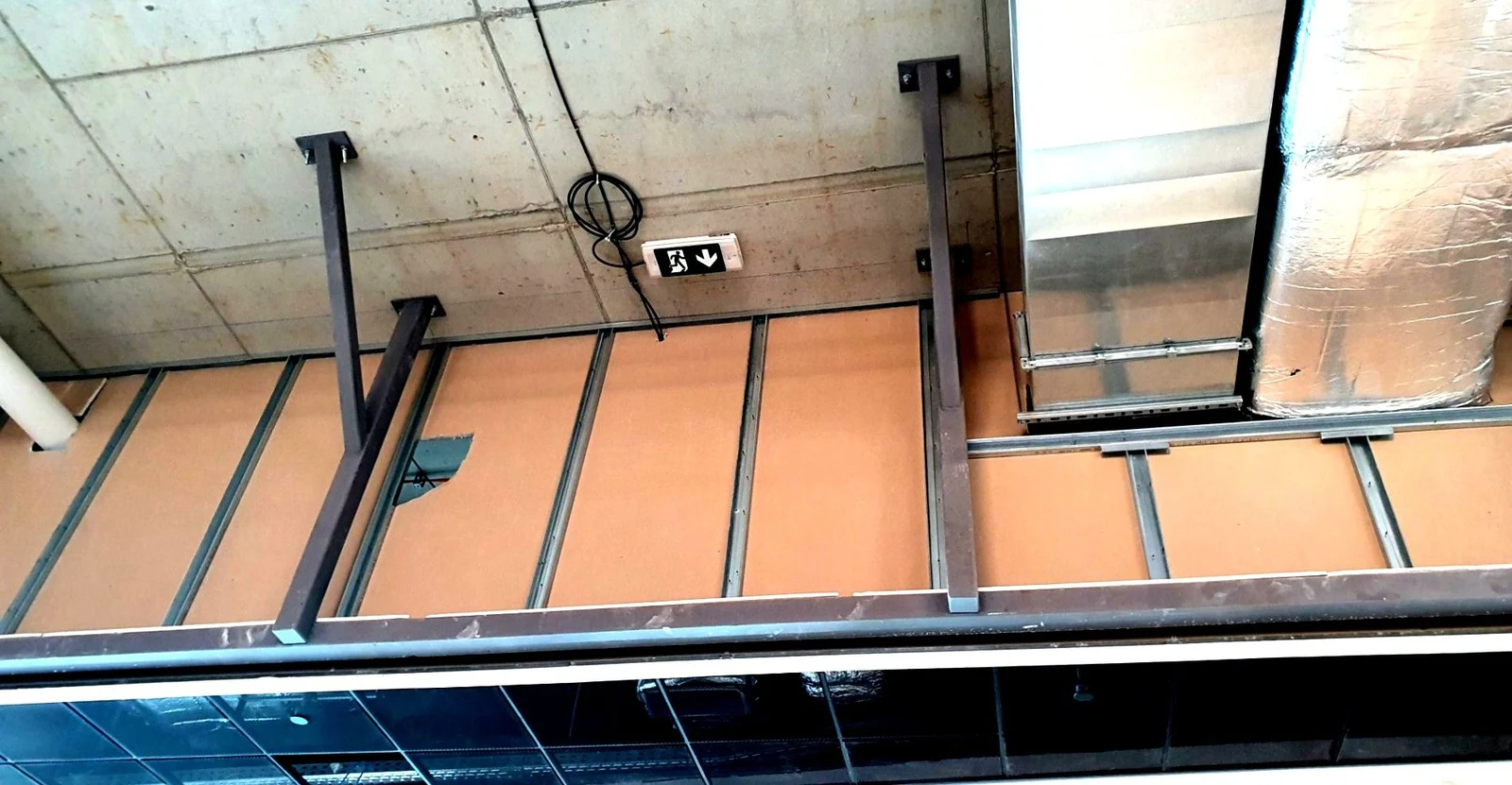 Vidljivi profili i zadnja strana zidnog elementa iznad otvora — West 65 · Novi Beograd · poslovni lokal
