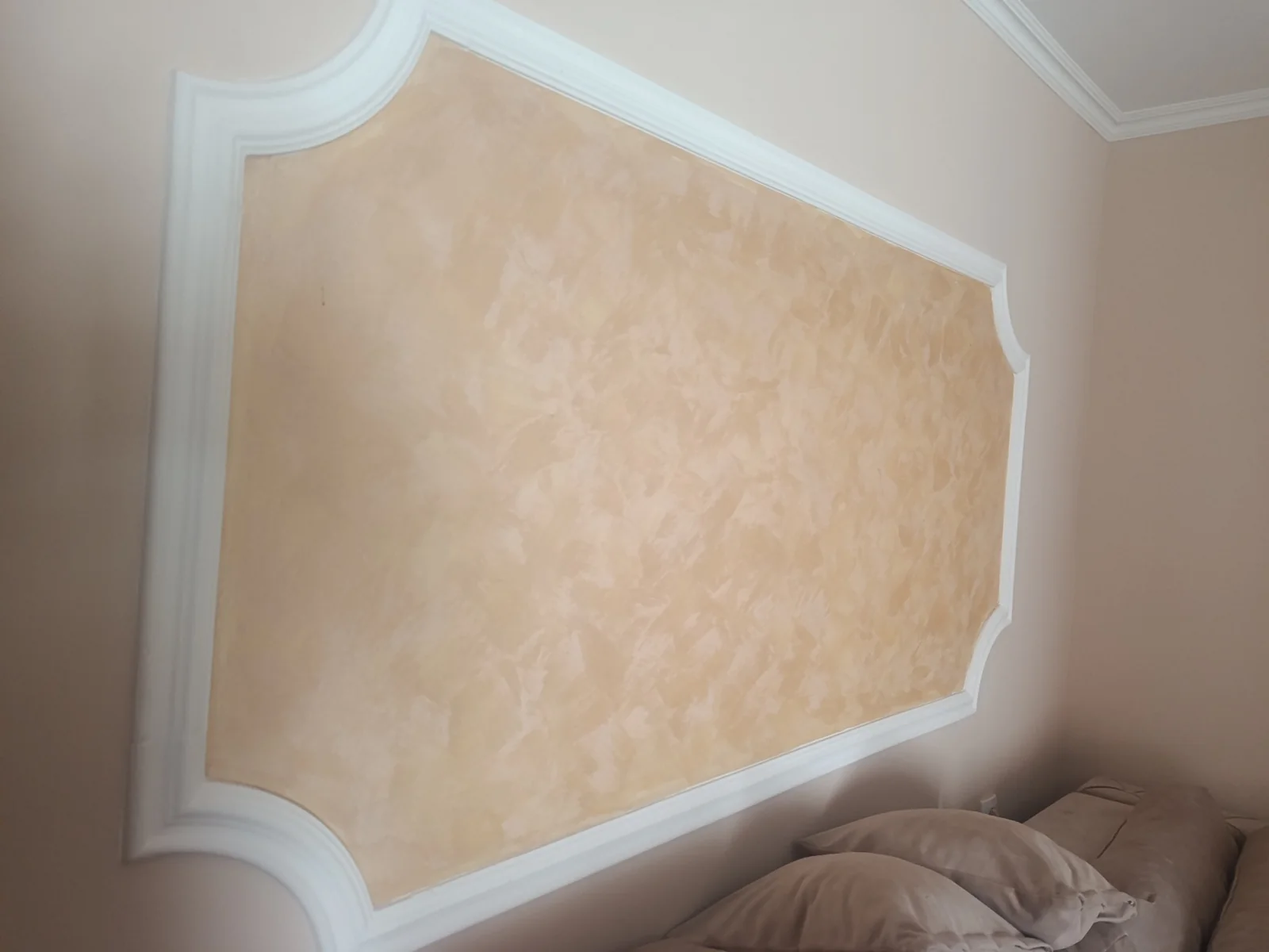 Detalj teksture i oblikovanog rama — drugi ugao istog izvedenog rada.