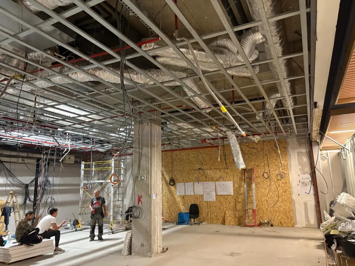 1 · KONSTRUKCIJA · Metalna potkonstrukcija i otvorene instalacije — Gipsarski i molerski radovi u lokalu Ušće · Novi Beograd