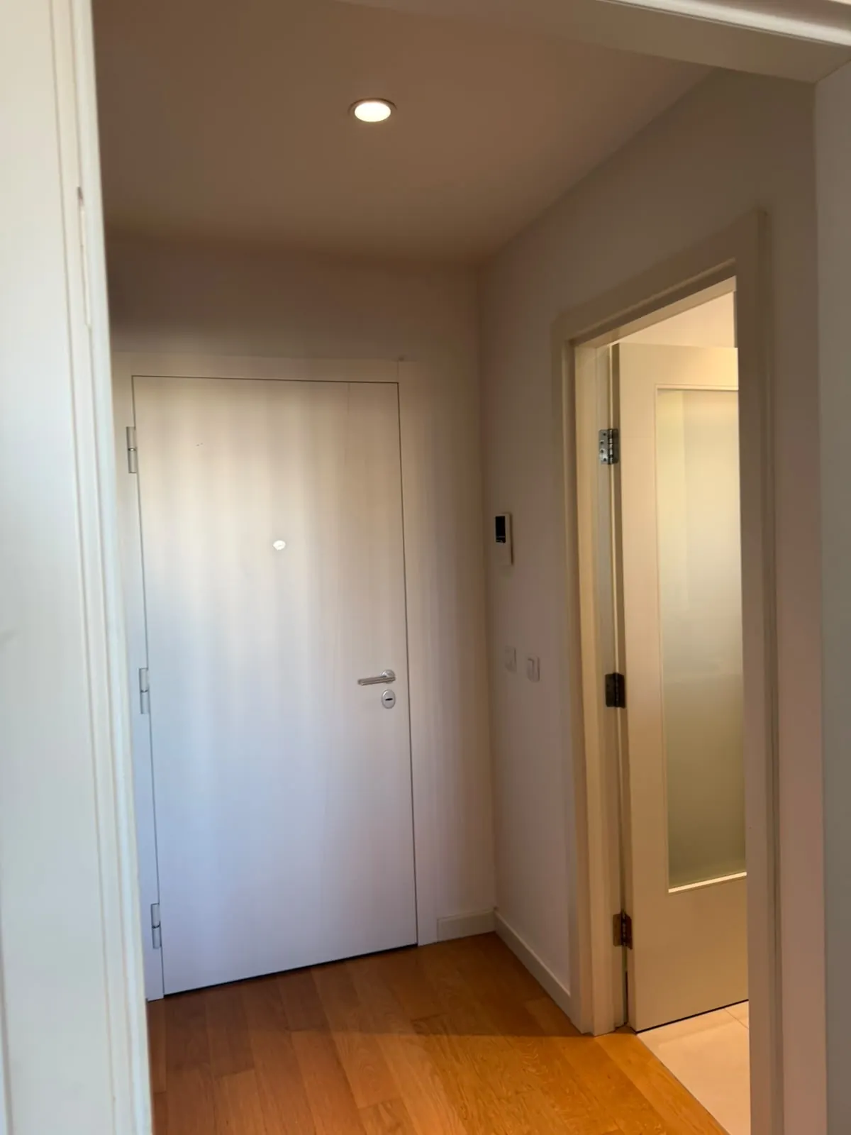 Čist izgled zidova i vrata ulaznog prostora — West 65 · Novi Beograd
