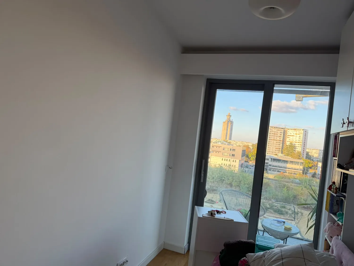 Beli zidovi i završena površina uz prozor — West 65 · Novi Beograd