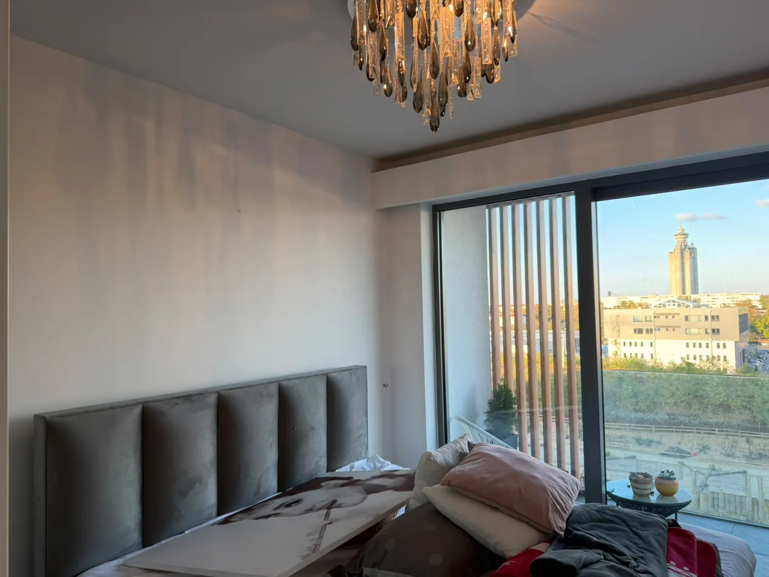 Pogled na zidove pored velikog prozora — West 65 · Novi Beograd