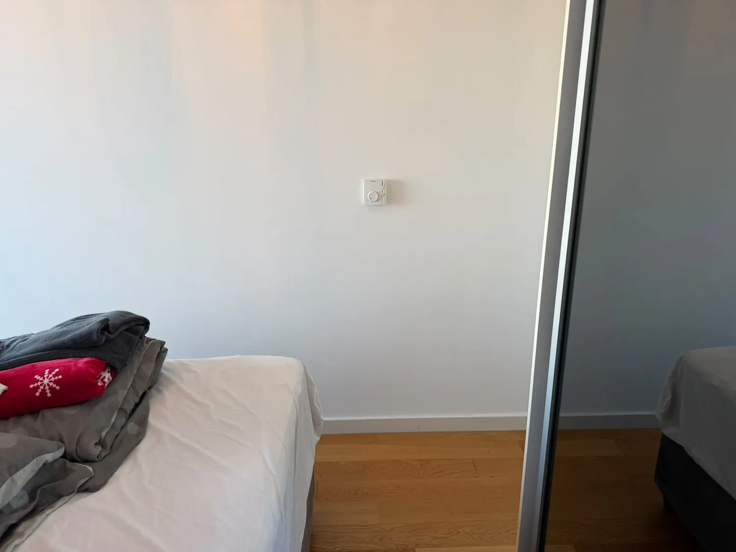 Bela završna površina spavaće sobe — West 65 · Novi Beograd