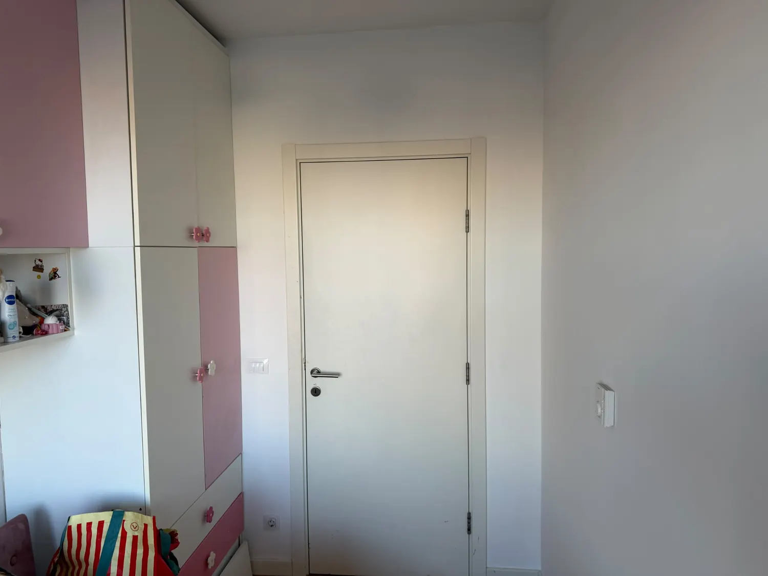Ogrebotine uz zid i prekidač u prometnom delu stana — West 65 · Novi Beograd